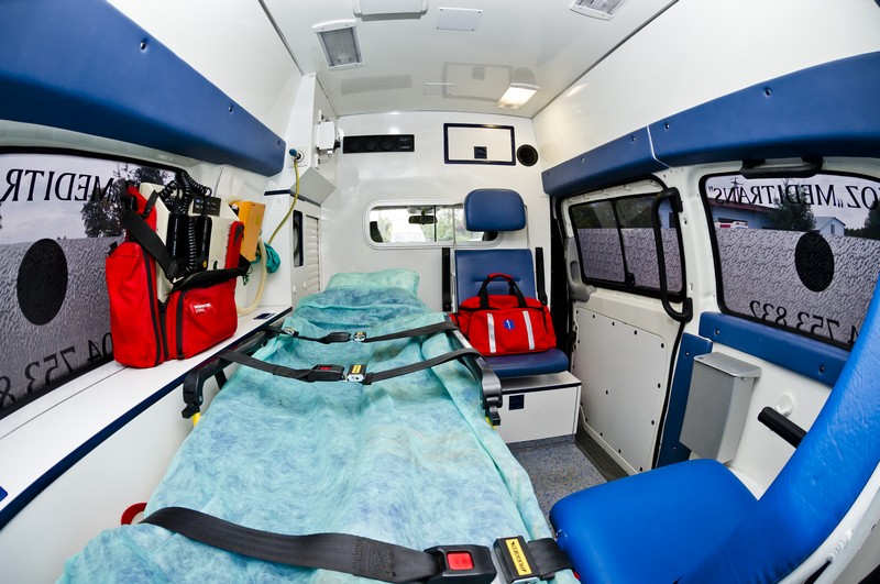 Wnętrze ambulansu i sprzęt medyczny