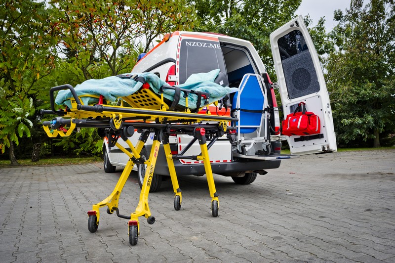 Nosze transportowe przy ambulansie